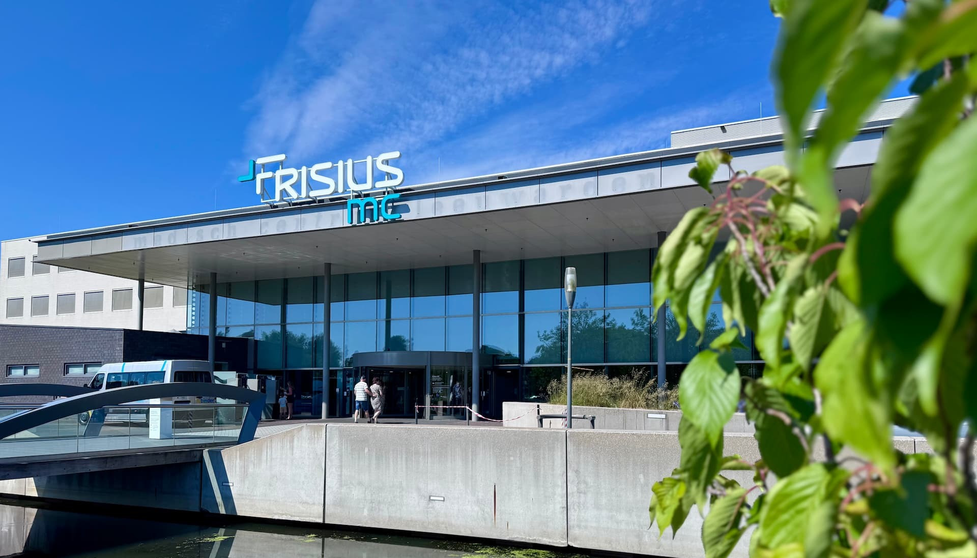 Frisius MC ziekenhuis Leeuwarden hoofdingang zijaanzicht langs het water