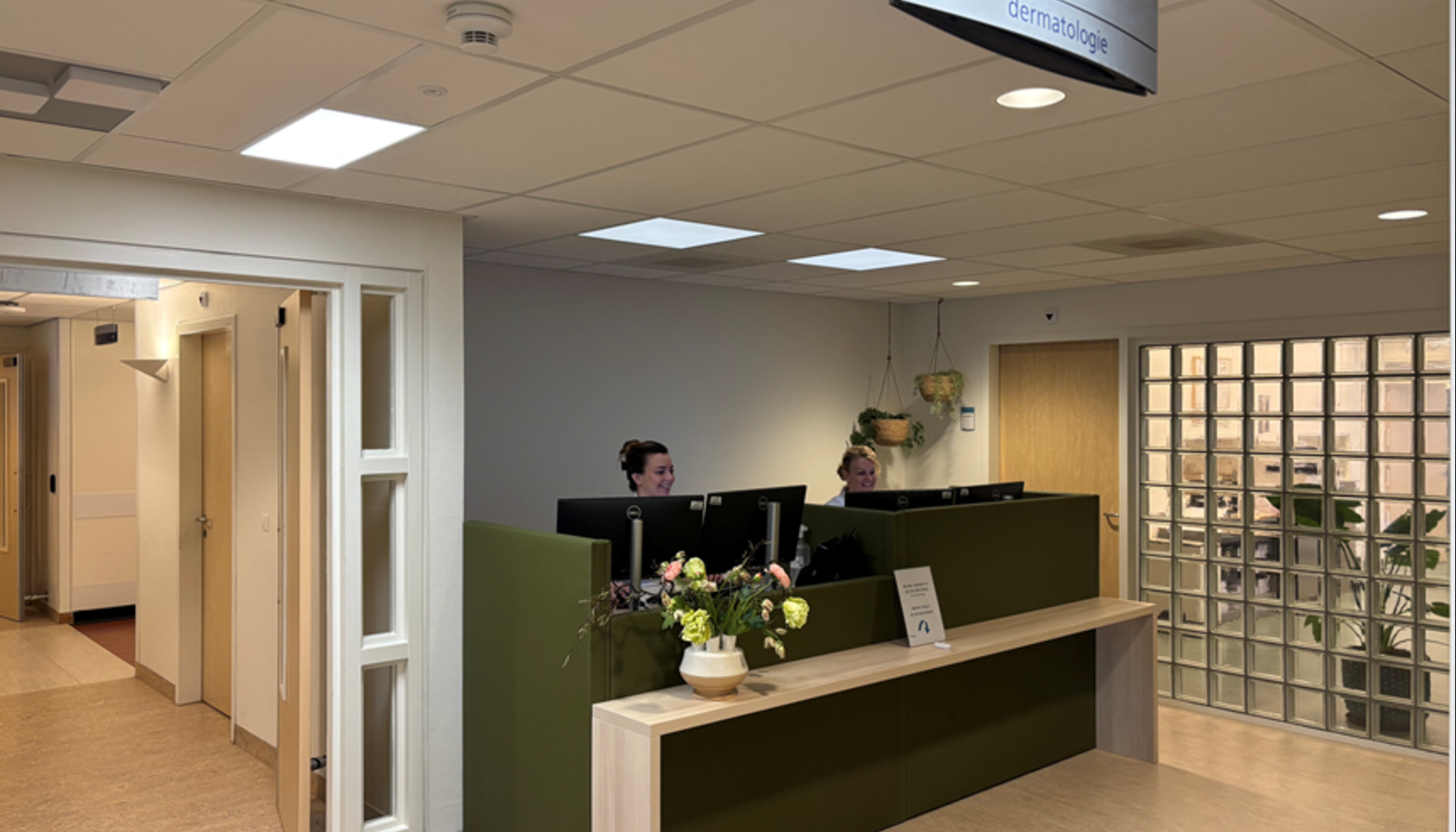 Receptiebalie in een wachtruimte op de polikliniek Dermatologie