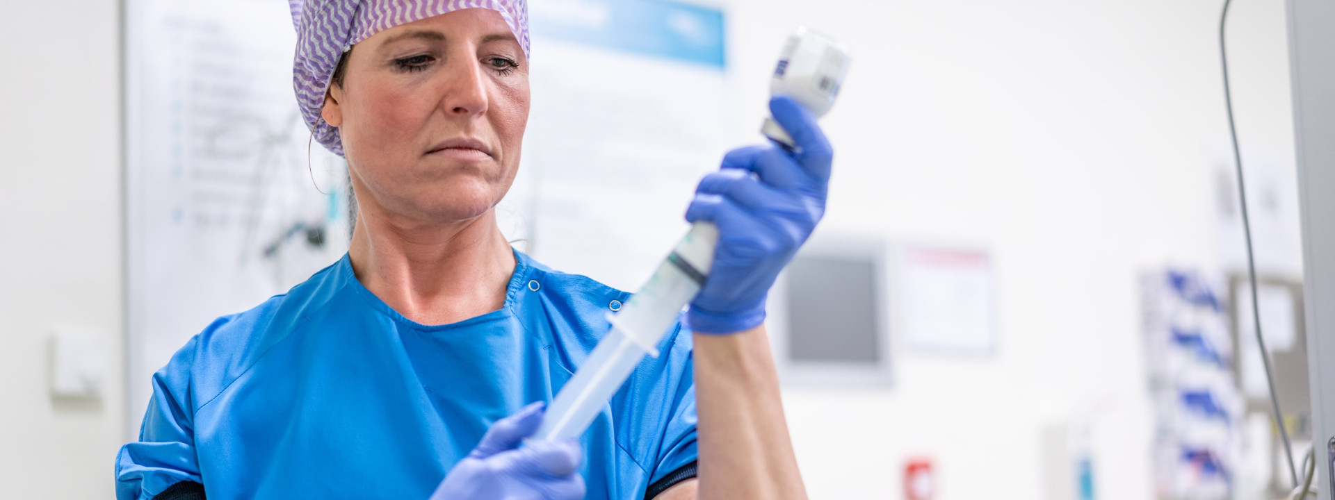 MCL ziekenhuis Leeuwarden Anesthesiemedewerker maakt spuit klaar