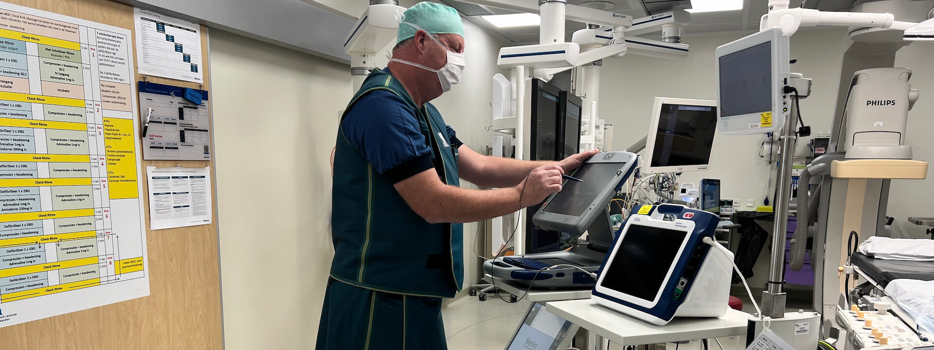 Pacemaker technicus werkt met apparatuur in behandelkamer