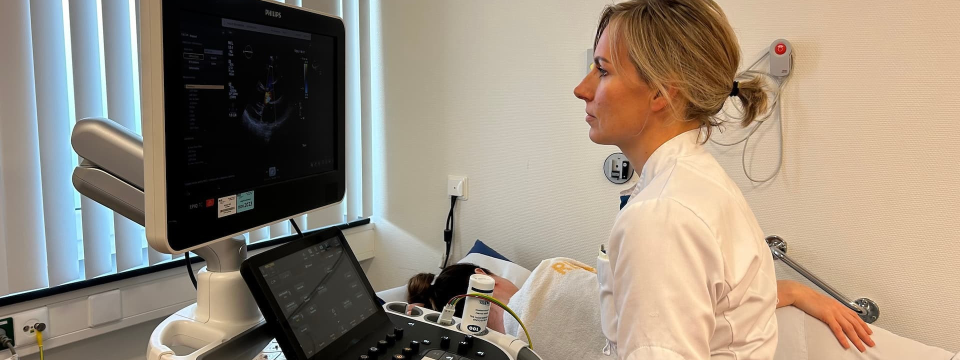 MCL ziekenhuis Leeuwarden cardiofysiologisch laborant achter beeldscherm