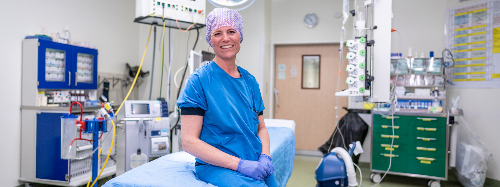 MCL ziekenhuis Leeuwarden Anesthesiemedewerker zit op operatiebed op de OK