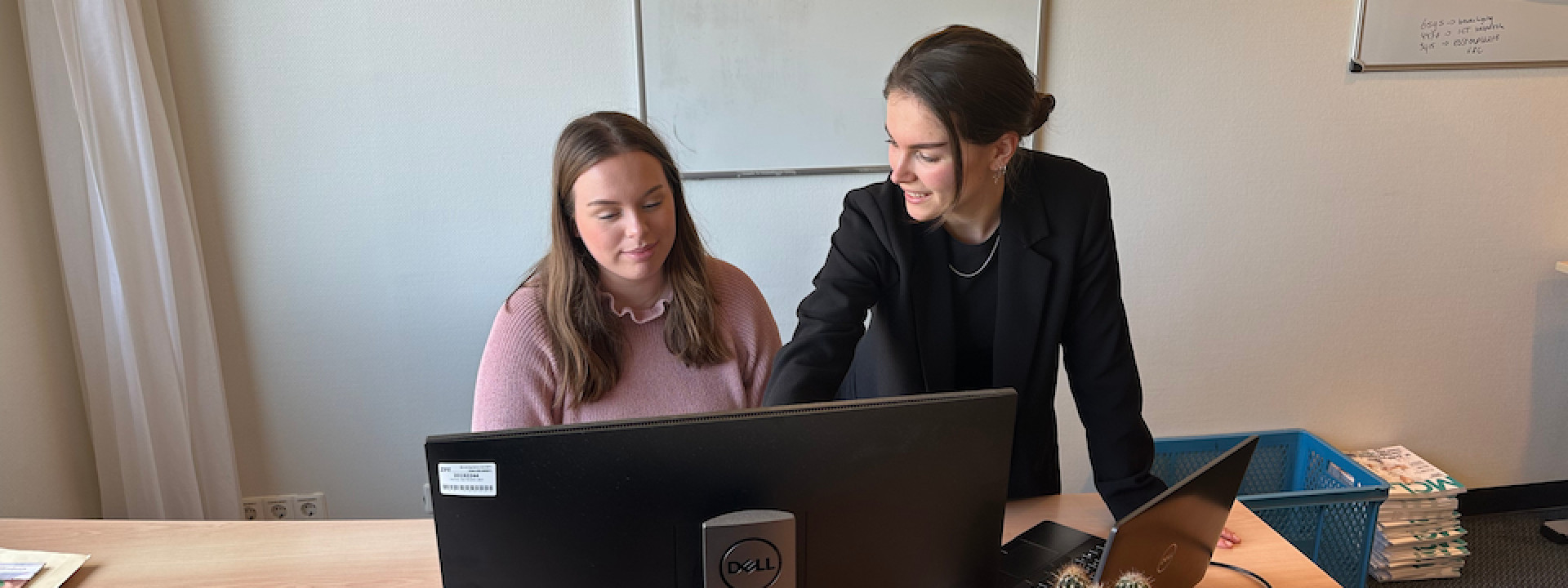 MCL ziekenhuis Leeuwarden foto twee medewerkers overleggen achter de computer
