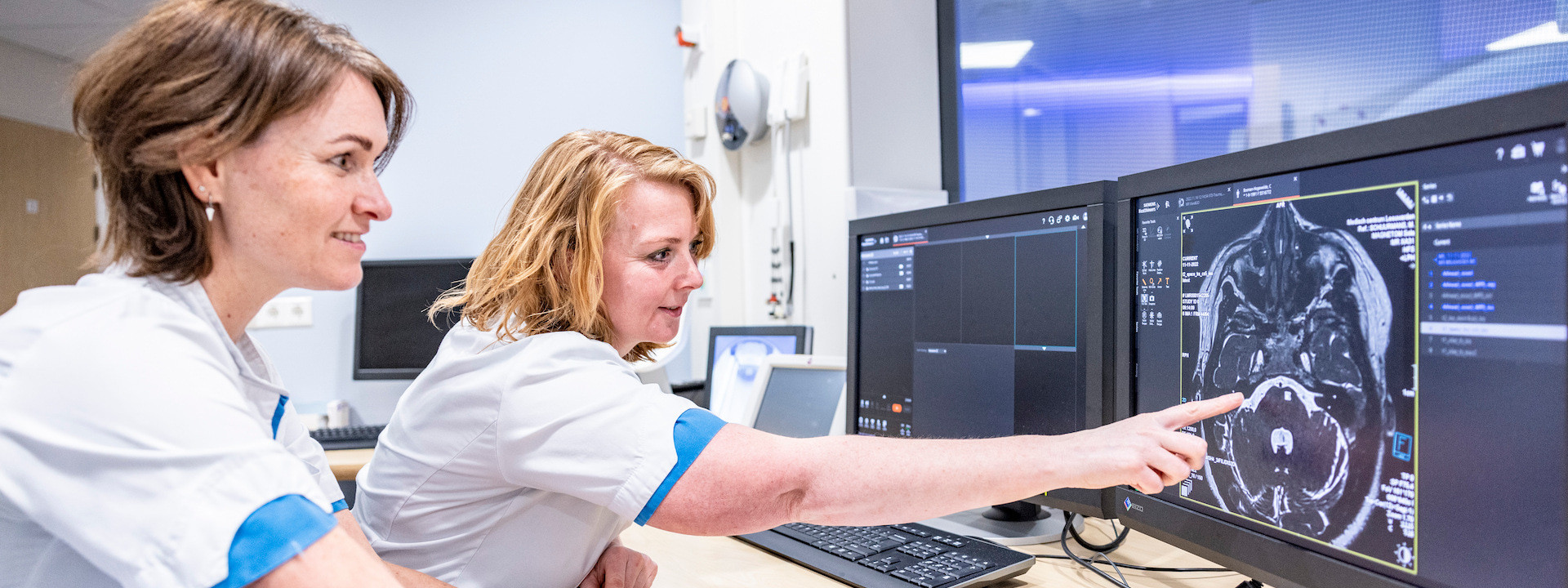 MCL ziekenhuis Leeuwarden foto MRI CT-scan computer met twee medewerkers