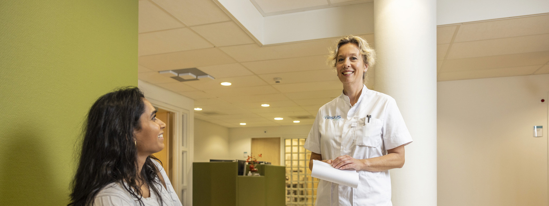 Frisius MC Leeuwarden Doktersassistent in wachtkamer met patient
