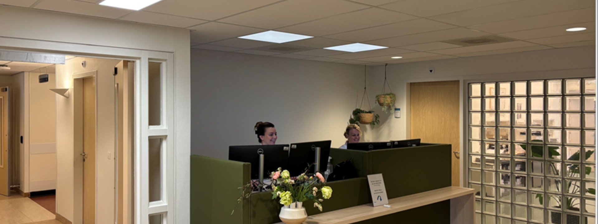 Receptiebalie in een wachtruimte op de polikliniek Dermatologie